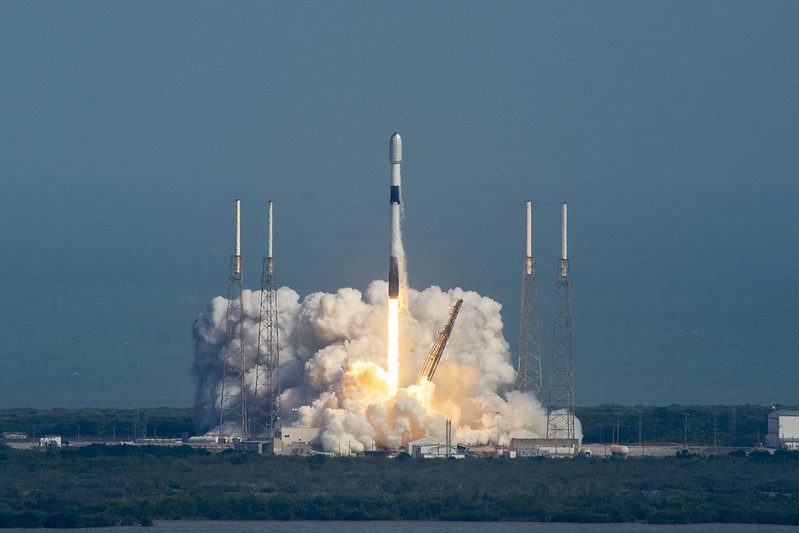 Transporter-18: 130 спътника, един Falcon 9 и въпросът какво ще стане, когато Starship сложи край на евтиното пътуване